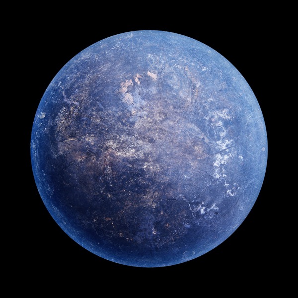 Worn-out-Frying-Pans-Looking-Like-Planets-08.jpg